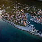 Antea, Hvar * Sućuraj