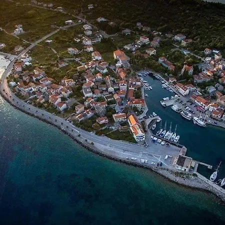 Antea, Hvar * Sućuraj