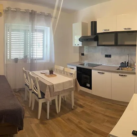 Antea, Hvar * Sućuraj