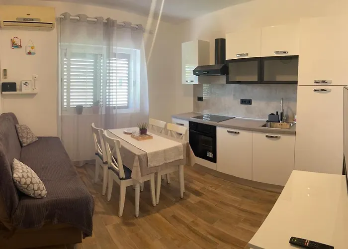 Antea, Hvar * Sućuraj